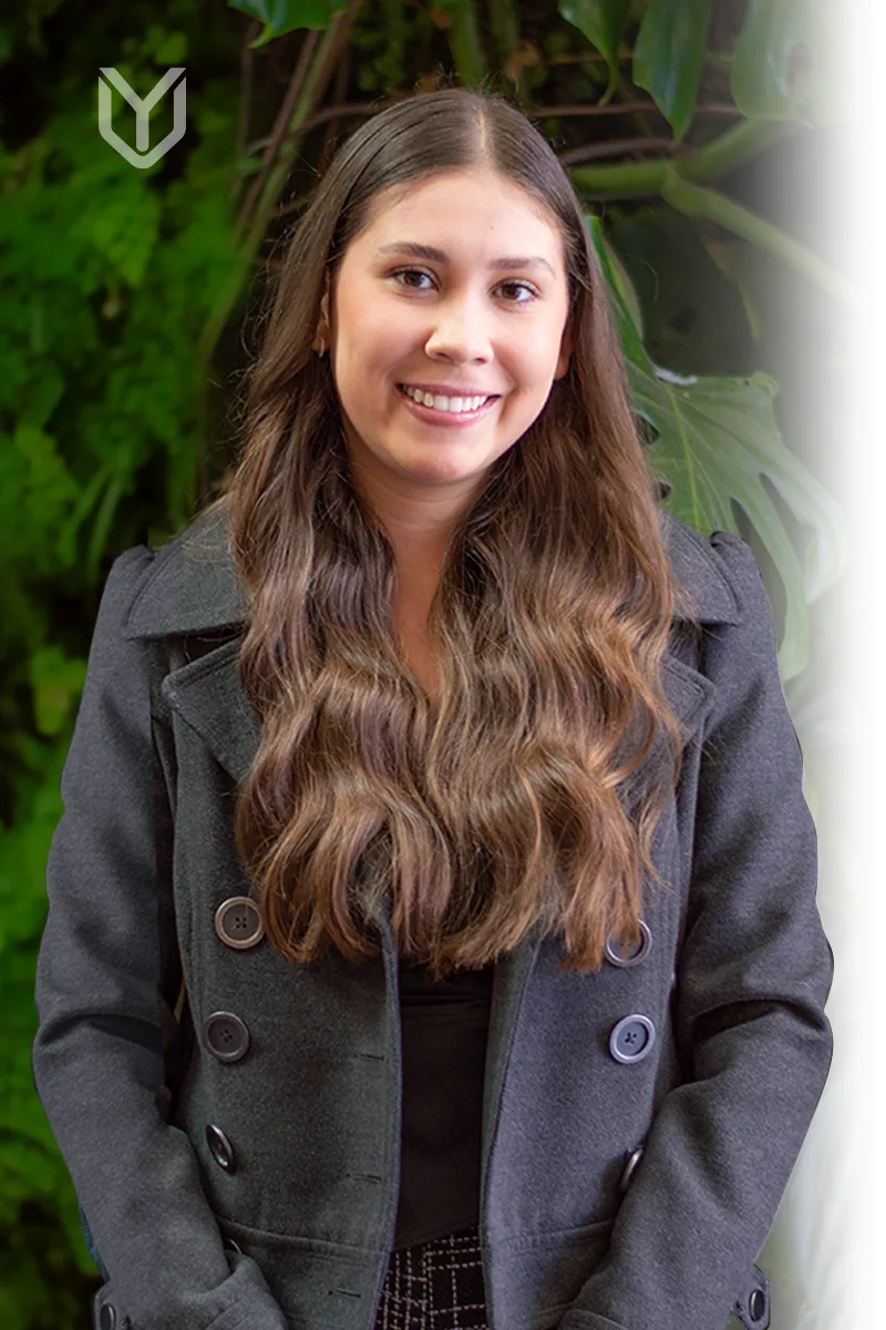 Daniela Serrano, abogada en Uribe Yáñez. Experta en derecho corporativo, propiedad intelectual y litigios comerciales.